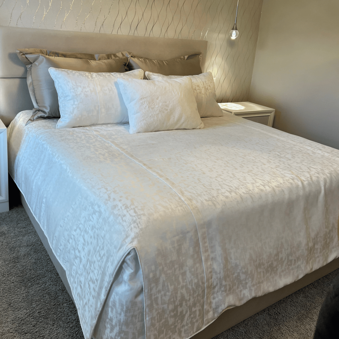 Maza Decor Veneza White Bedding Set with Multi-Tonal Pillow